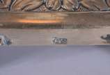 Par de castiçais de prata contrastada, corpo fe... - Par de castiçais de prata contrastada, corpo feitio serpentina, cinzelados com flores, pés de garra. Século XIX. Pequenos amassados. Peso da pra...