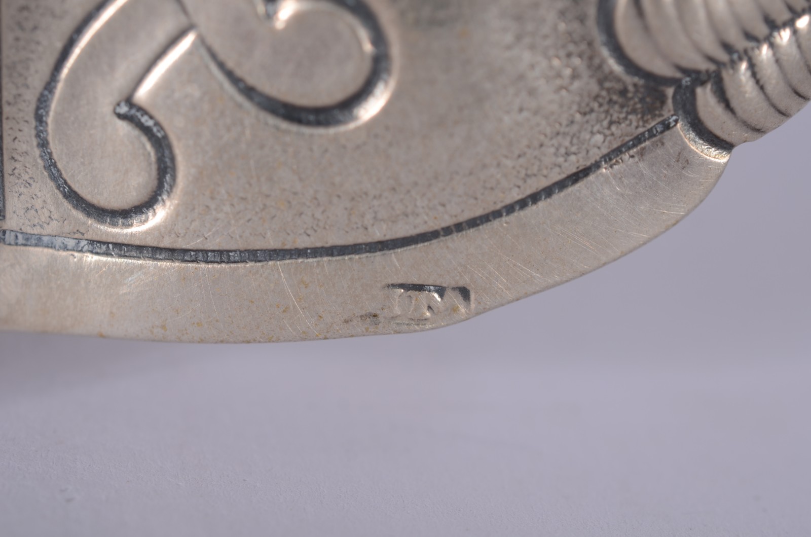Naveta de prata contrastada, trabalhada com concheados em relevo... - foto 10 de 10