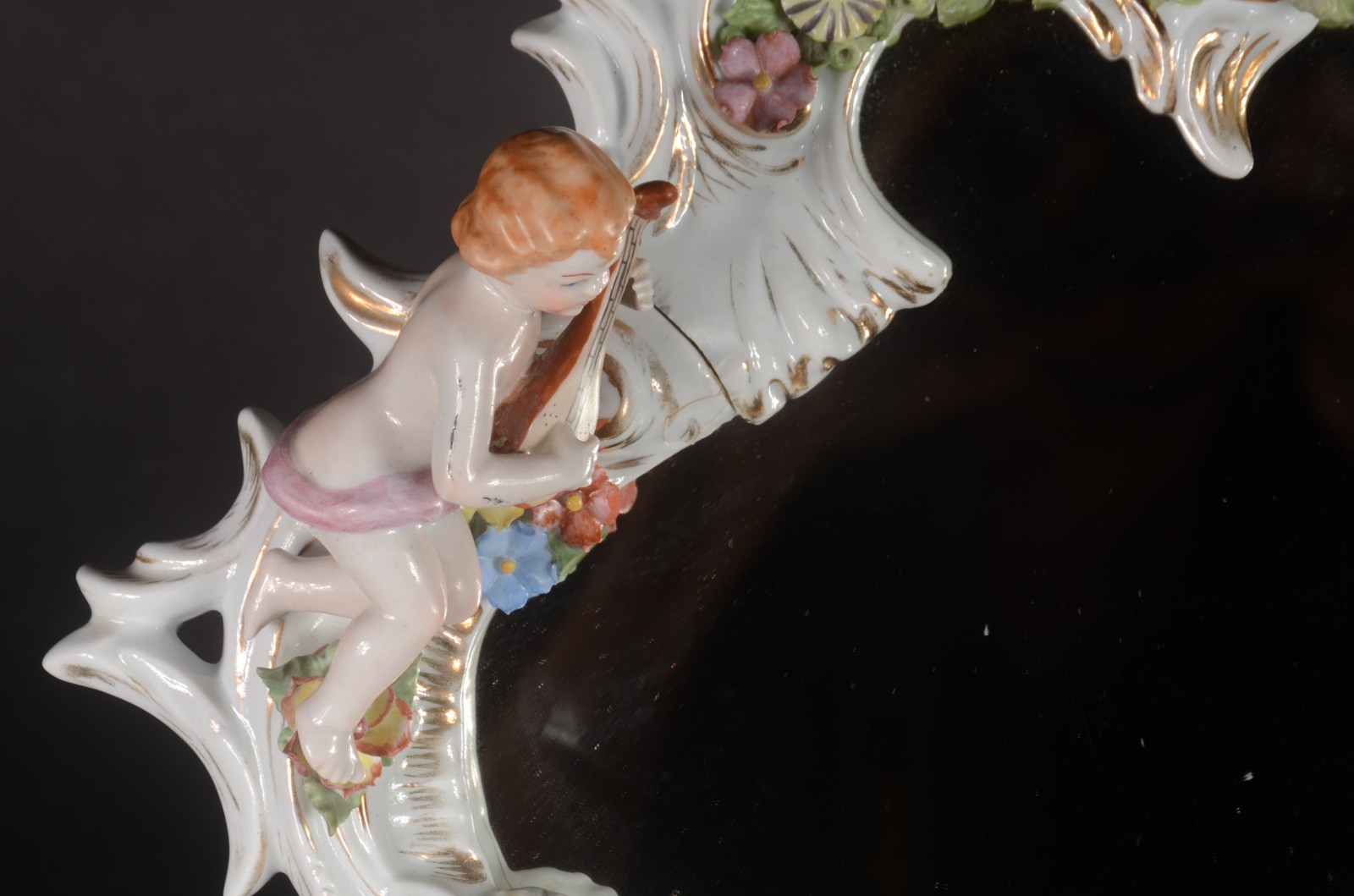 Espelho de mesa com moldura de porcelana decorada com figuras de... - foto 2 de 9