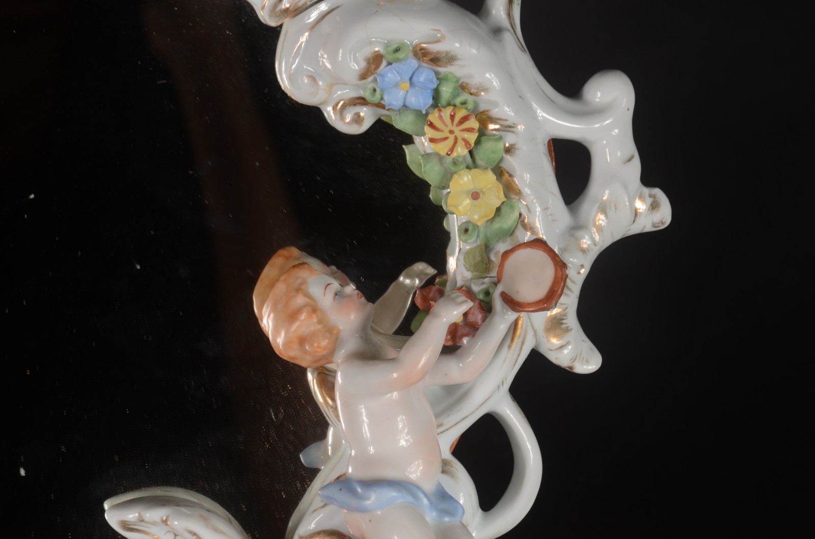 Espelho de mesa com moldura de porcelana decorada com figuras de... - foto 3 de 9