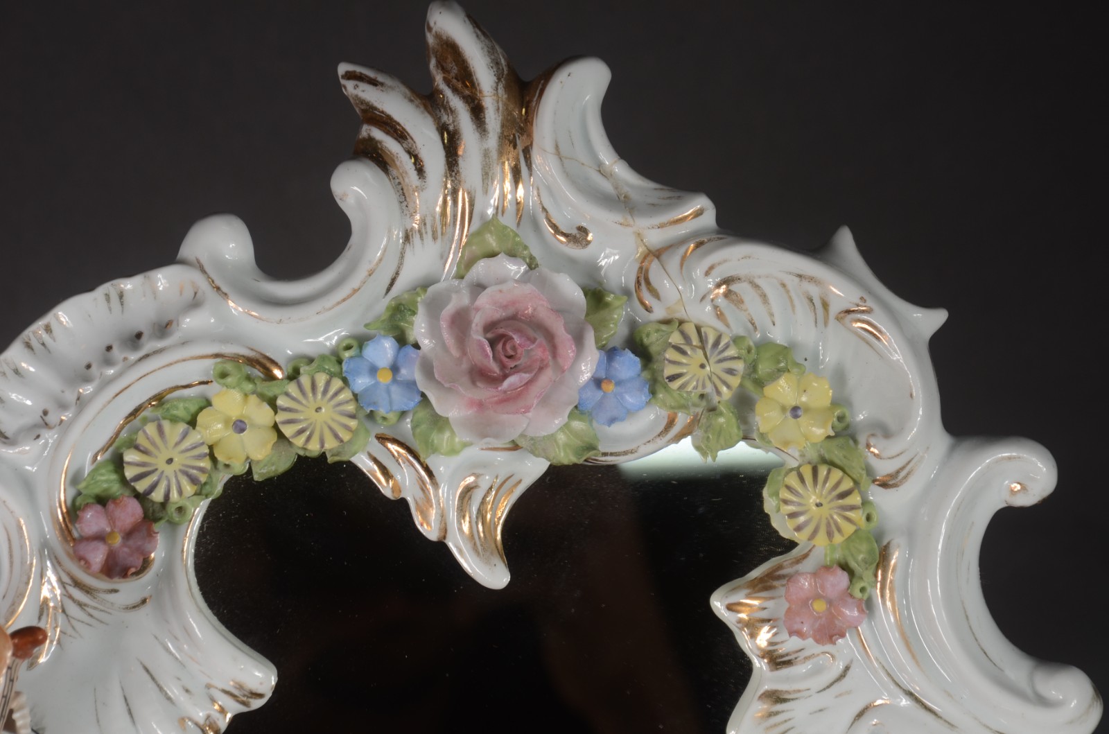 Espelho de mesa com moldura de porcelana decorada com figuras de... - foto 4 de 9