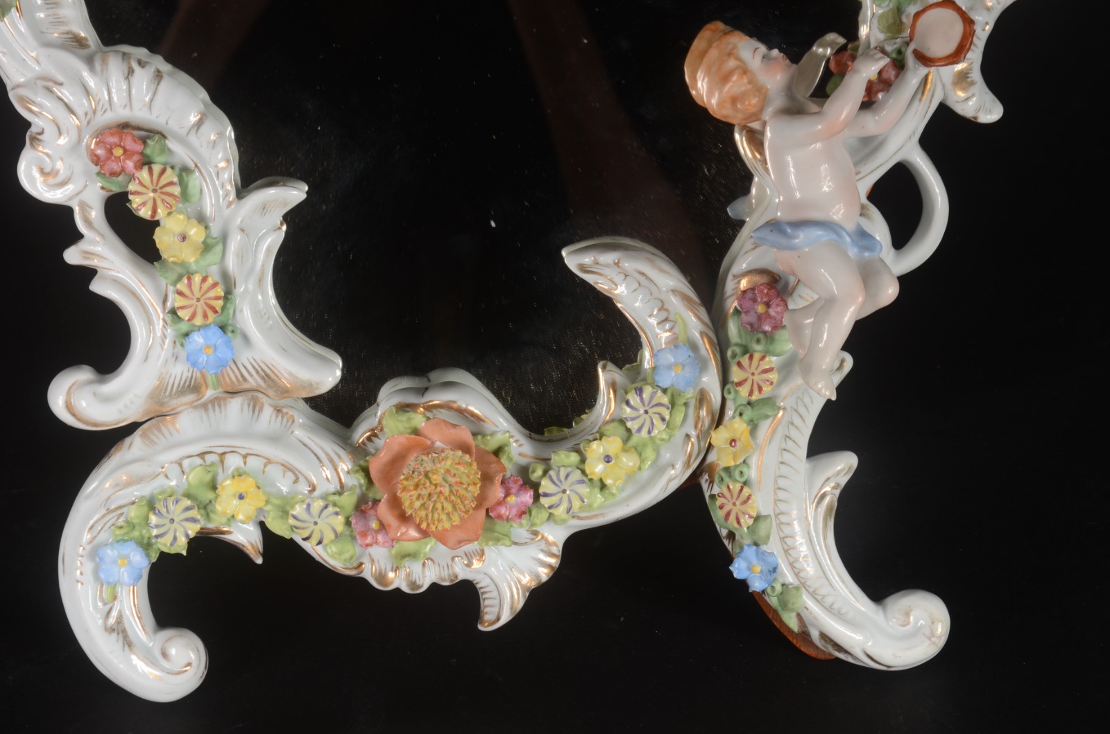 Espelho de mesa com moldura de porcelana decorada com figuras de... - foto 5 de 9