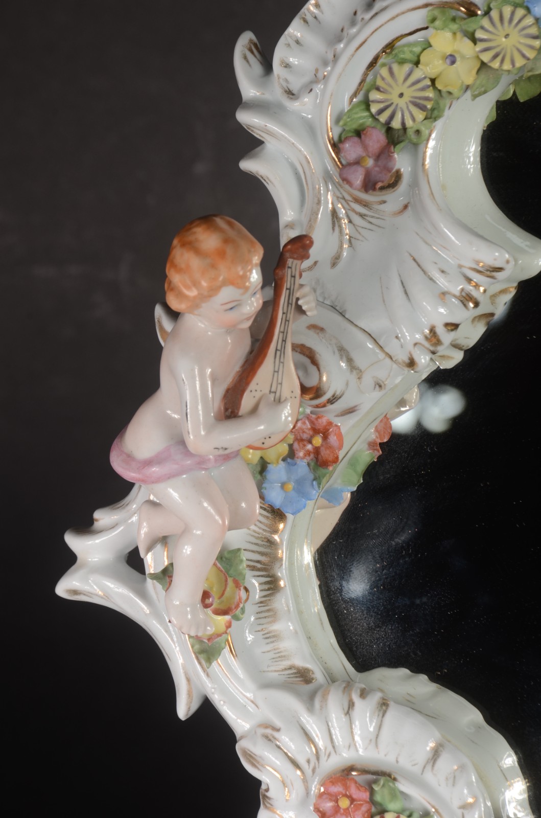 Espelho de mesa com moldura de porcelana decorada com figuras de... - foto 6 de 9