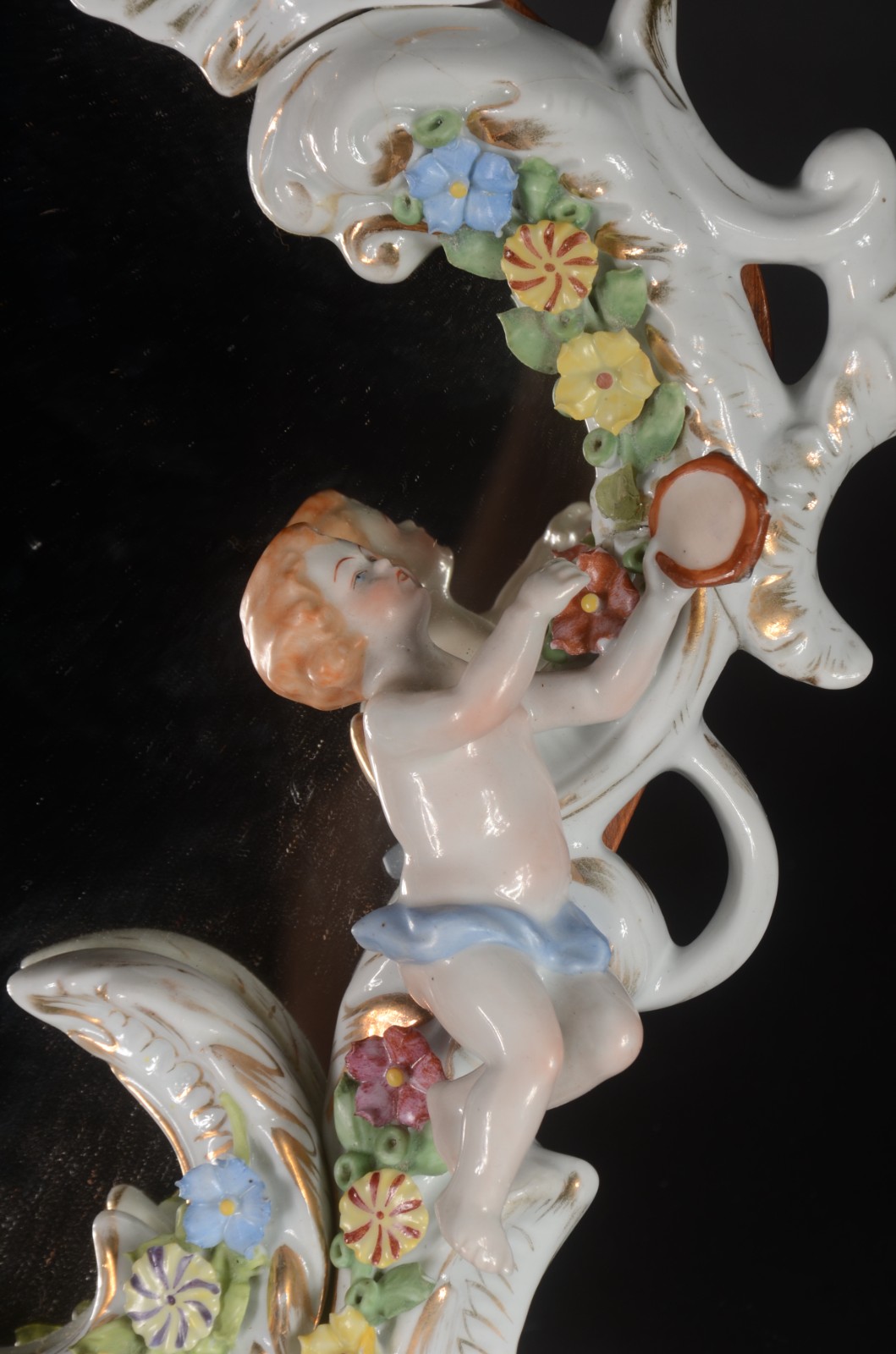Espelho de mesa com moldura de porcelana decorada com figuras de... - foto 7 de 9