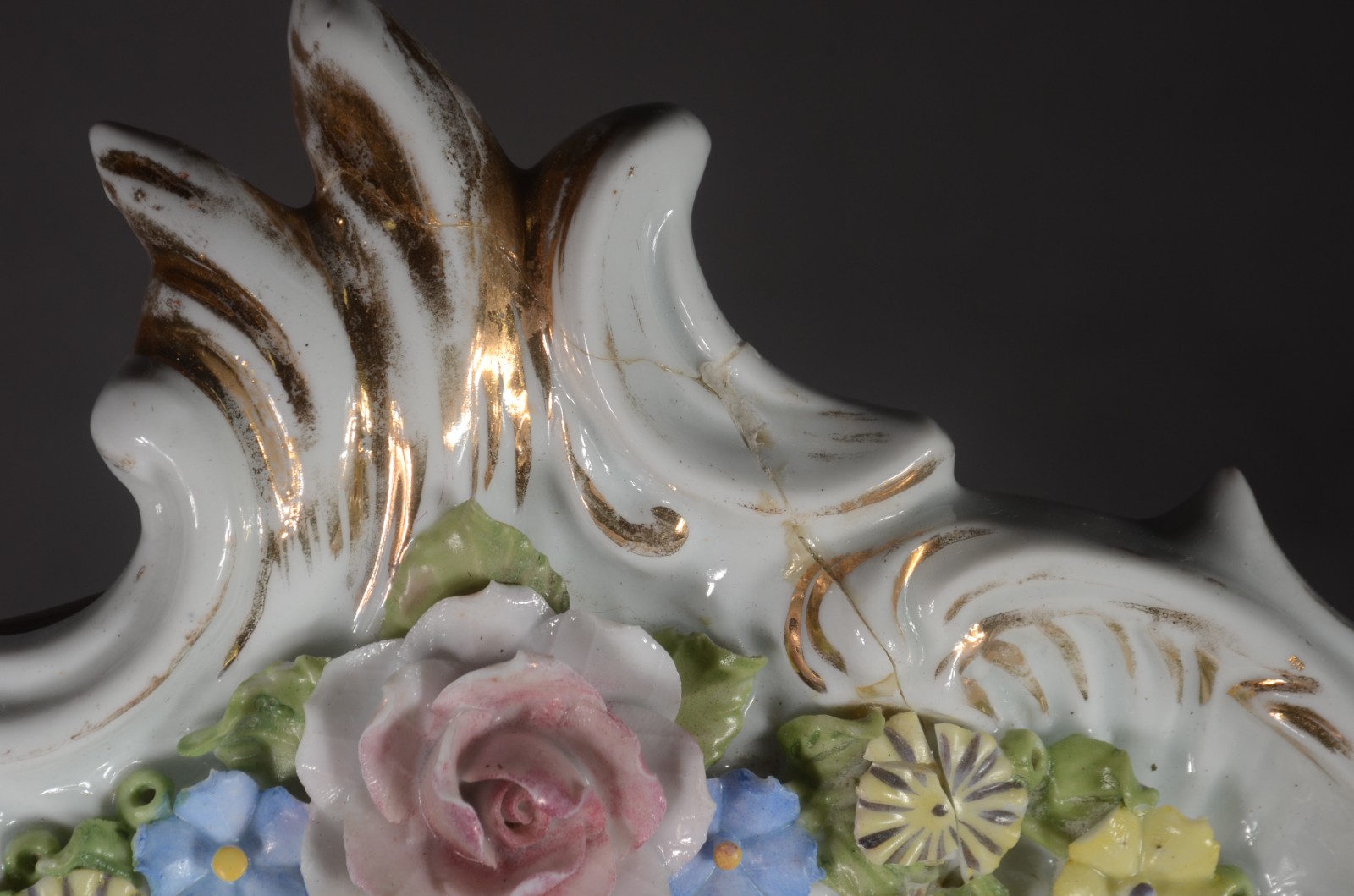 Espelho de mesa com moldura de porcelana decorada com figuras de... - foto 8 de 9
