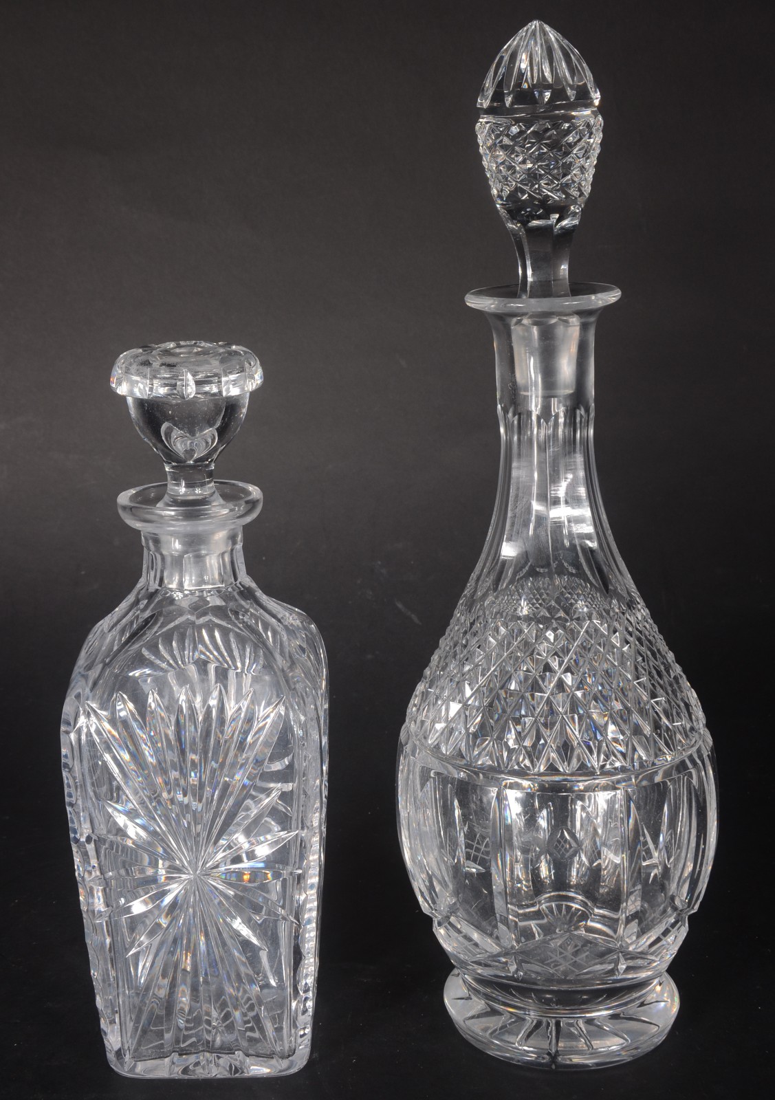 Duas garrafas de cristal tcheco lapidado. - foto 1 de 11