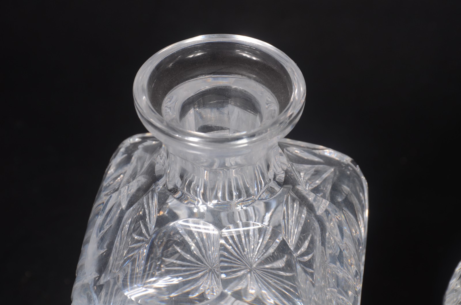 Duas garrafas de cristal tcheco lapidado. - foto 10 de 11