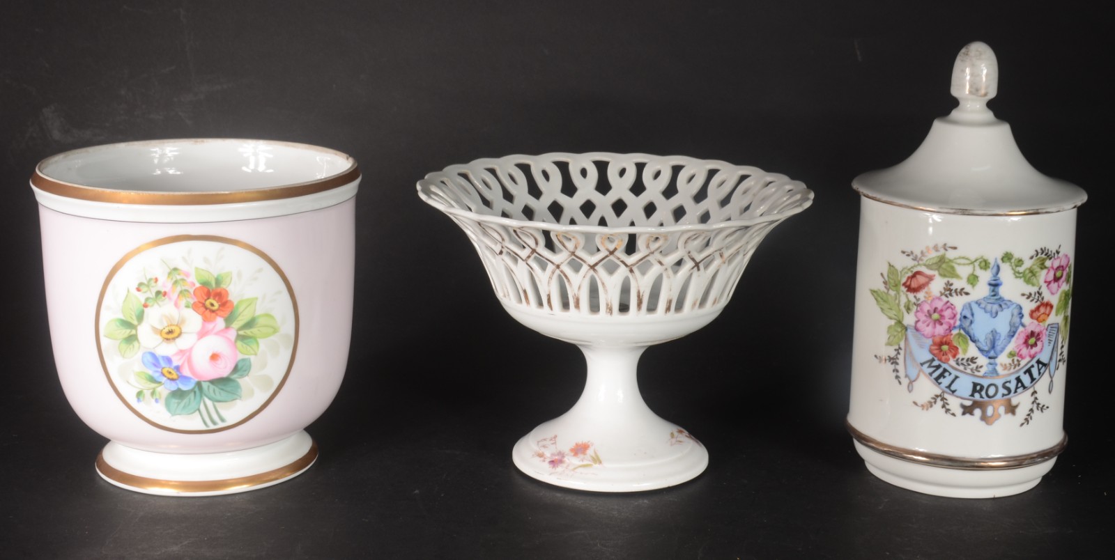 Três peças de porcelana, sendo: cachepot Vista Alegre com medalhão... - foto 1 de 11
