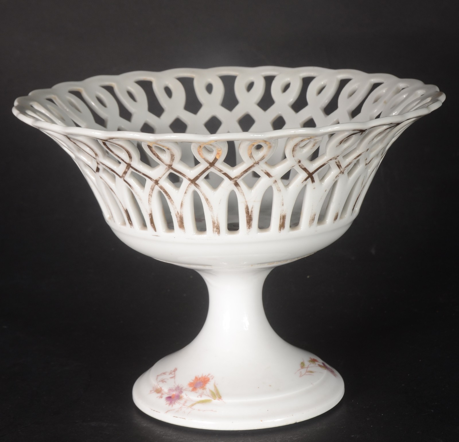 Três peças de porcelana, sendo: cachepot Vista Alegre com medalhão... - foto 2 de 11