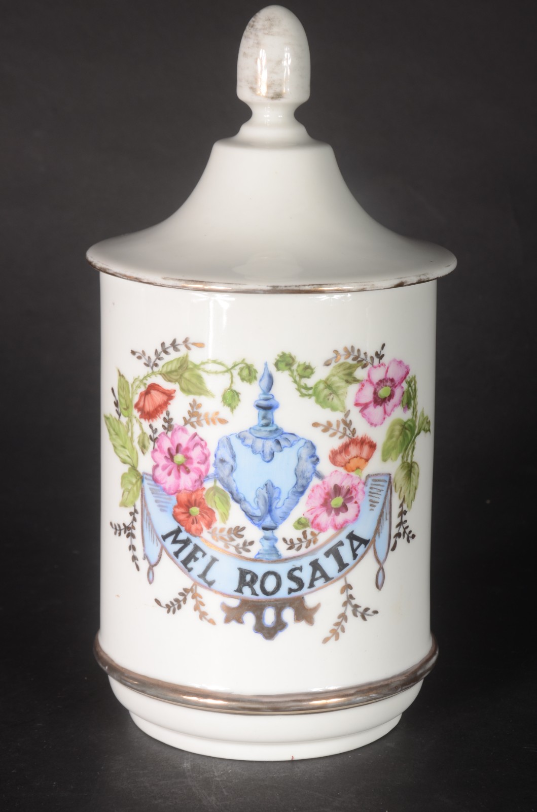 Três peças de porcelana, sendo: cachepot Vista Alegre com medalhão... - foto 3 de 11