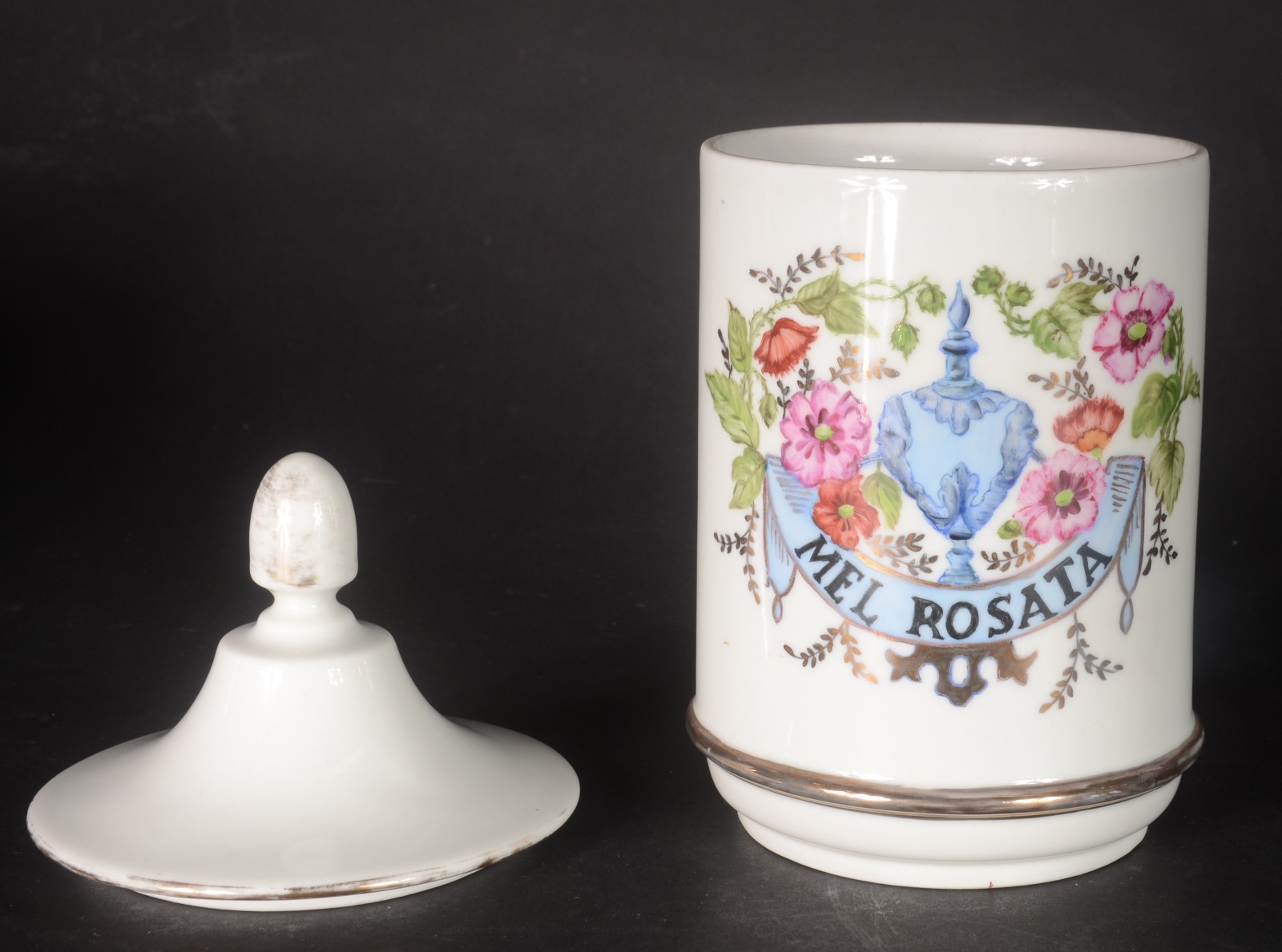 Três peças de porcelana, sendo: cachepot Vista Alegre com medalhão... - foto 4 de 11