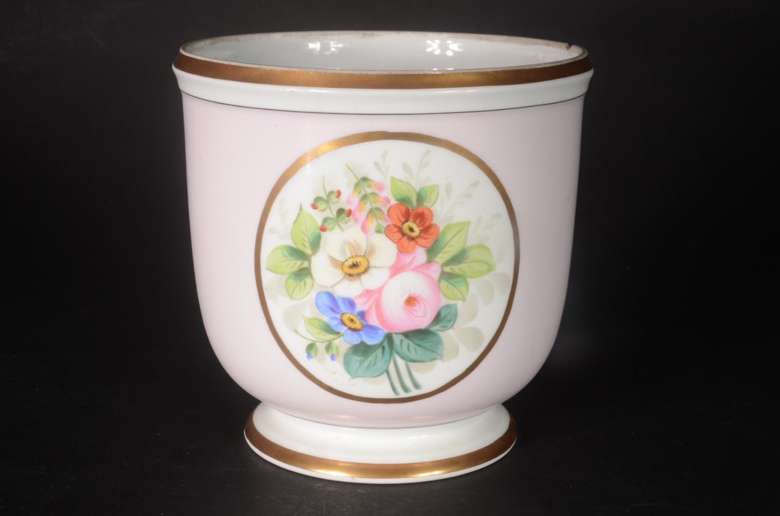 Três peças de porcelana, sendo: cachepot Vista Alegre com medalhão... - foto 5 de 11