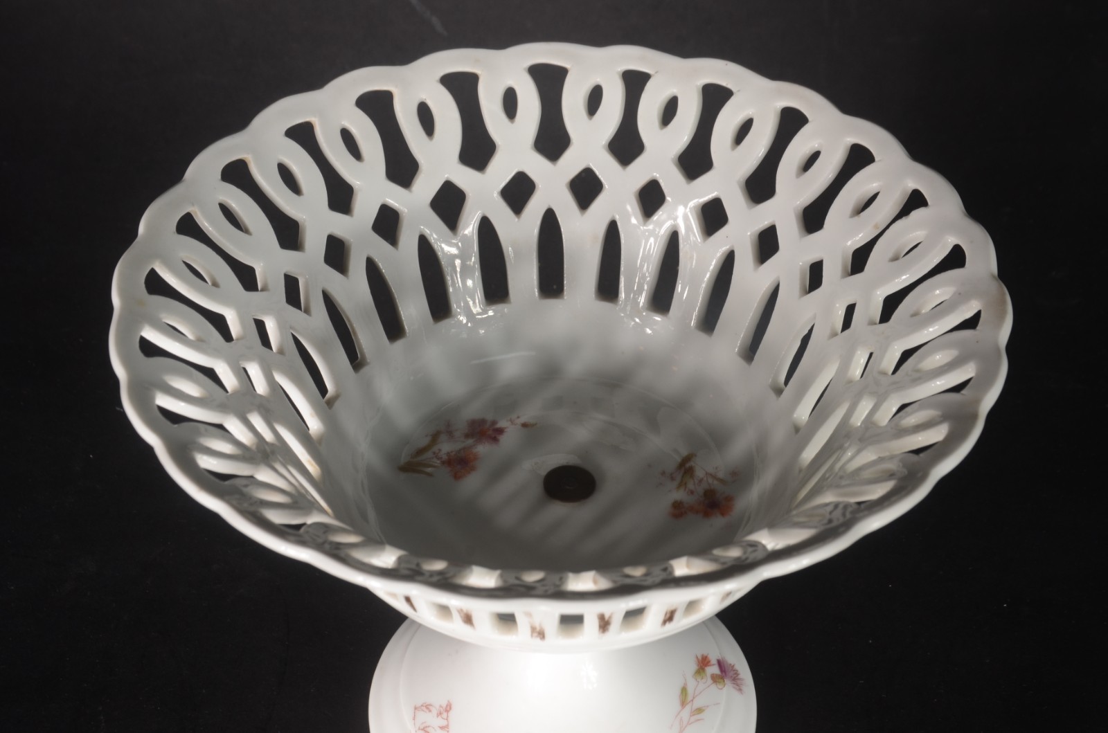 Três peças de porcelana, sendo: cachepot Vista Alegre com medalhão... - foto 6 de 11