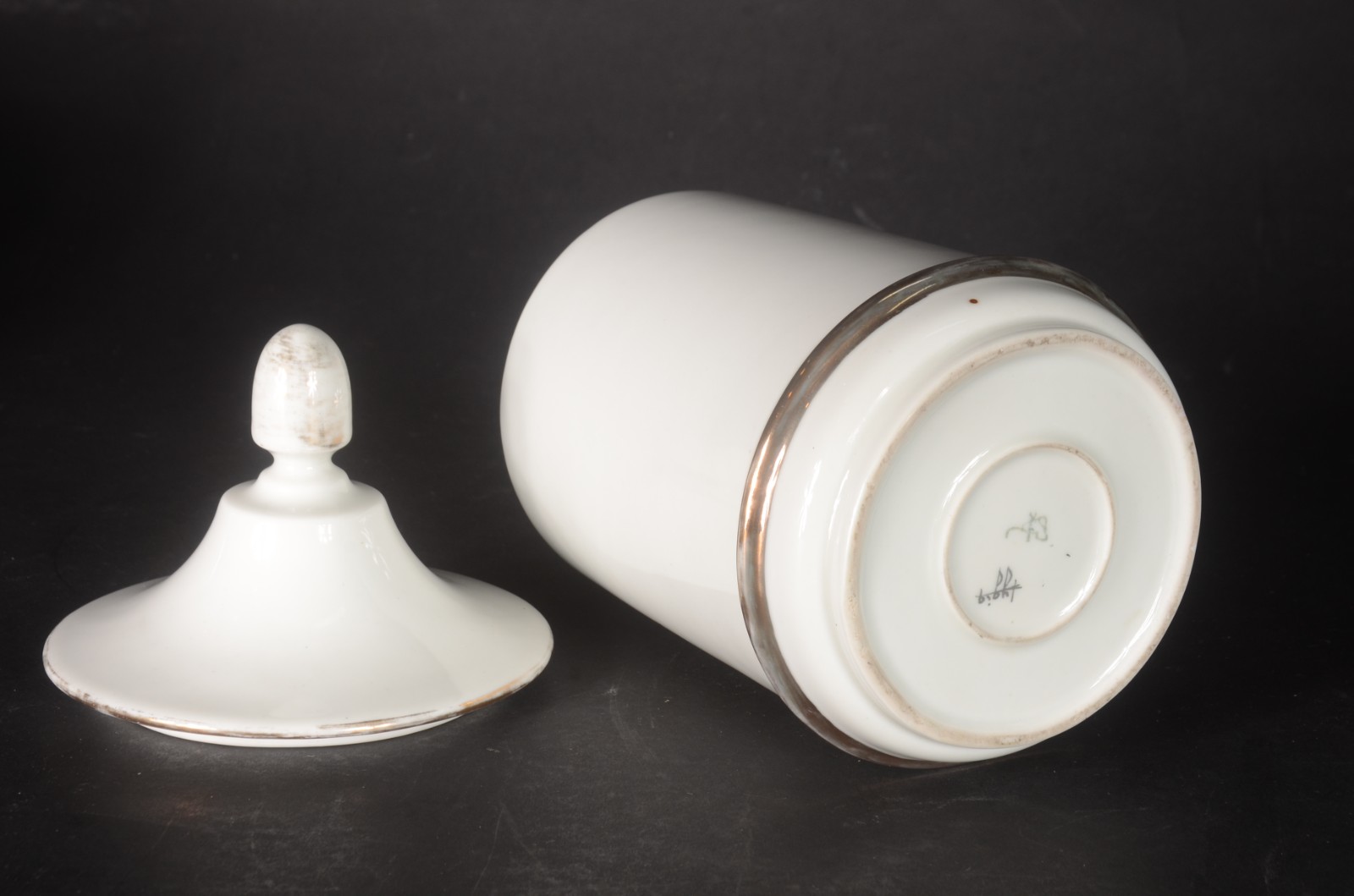 Três peças de porcelana, sendo: cachepot Vista Alegre com medalhão... - foto 7 de 11