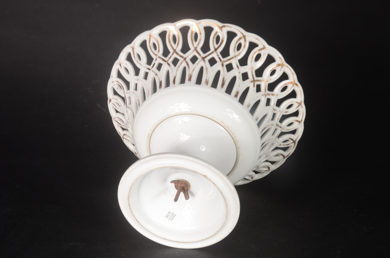Três peças de porcelana, sendo: cachepot Vista Alegre com medalhão... - foto 8 de 11