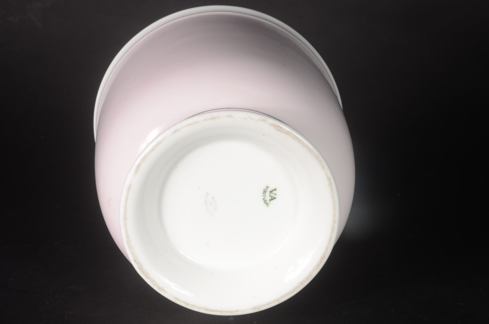 Três peças de porcelana, sendo: cachepot Vista Alegre com medalhão... - foto 9 de 11