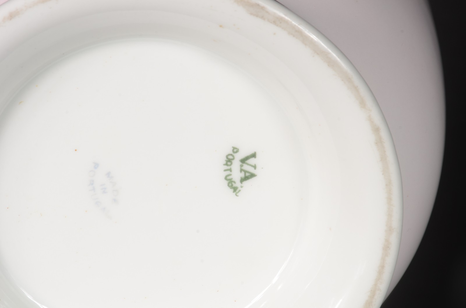Três peças de porcelana, sendo: cachepot Vista Alegre com medalhão... - foto 10 de 11