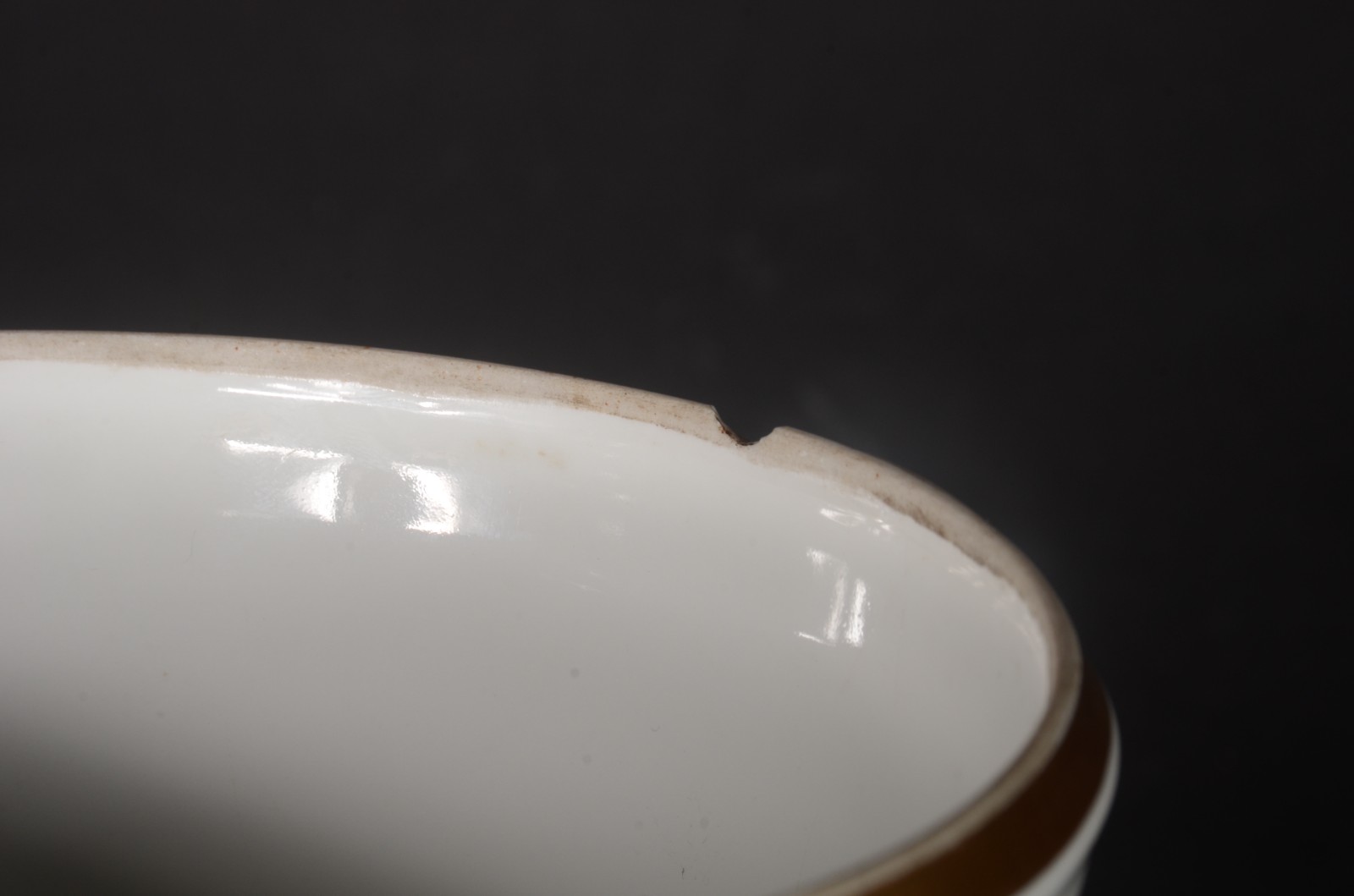 Três peças de porcelana, sendo: cachepot Vista Alegre com medalhão... - foto 11 de 11