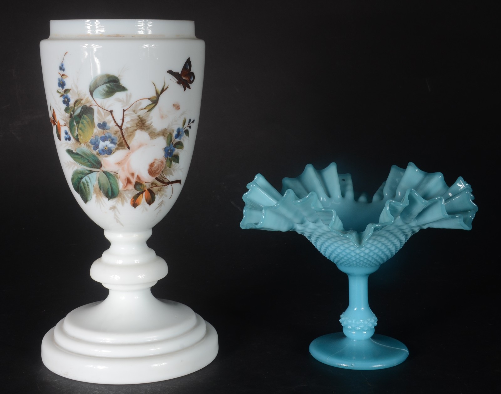 Duas peças de opalina, sendo: vaso e fruteira azul. - foto 1 de 8