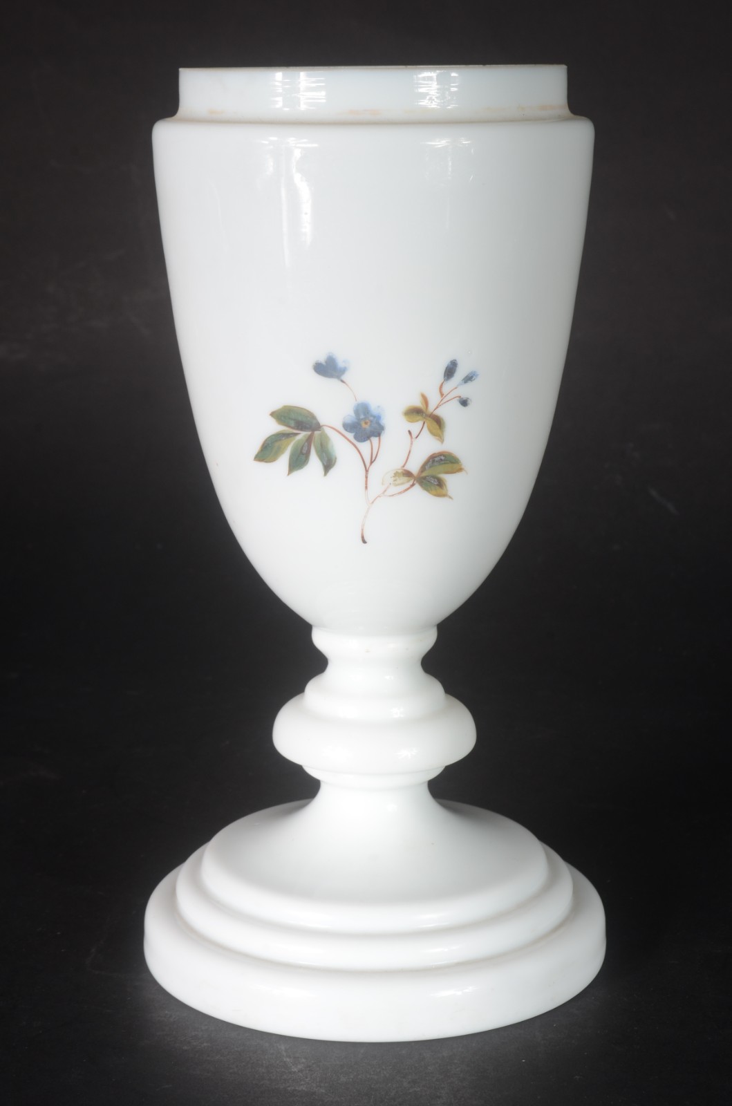 Duas peças de opalina, sendo: vaso e fruteira azul. - foto 4 de 8