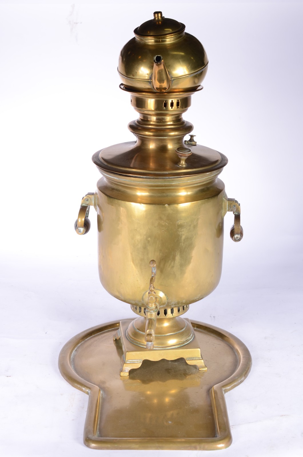 Samovar de metal dourado. Pequenos amassados e desgastes. - foto 1 de 5