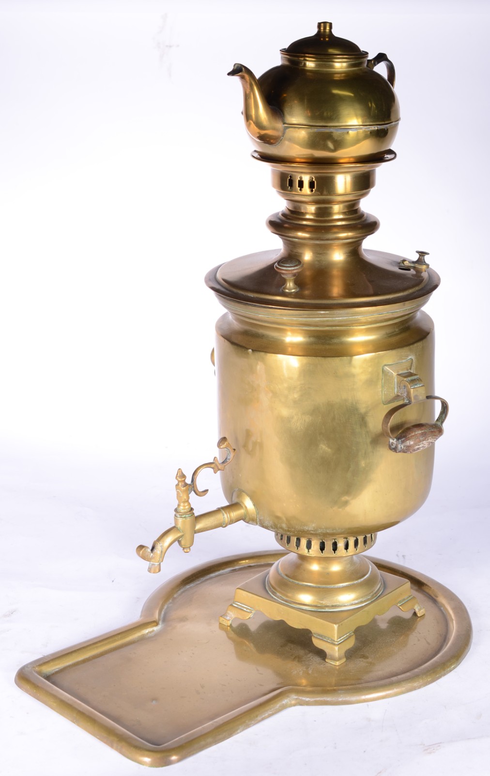Samovar de metal dourado. Pequenos amassados e desgastes. - foto 2 de 5