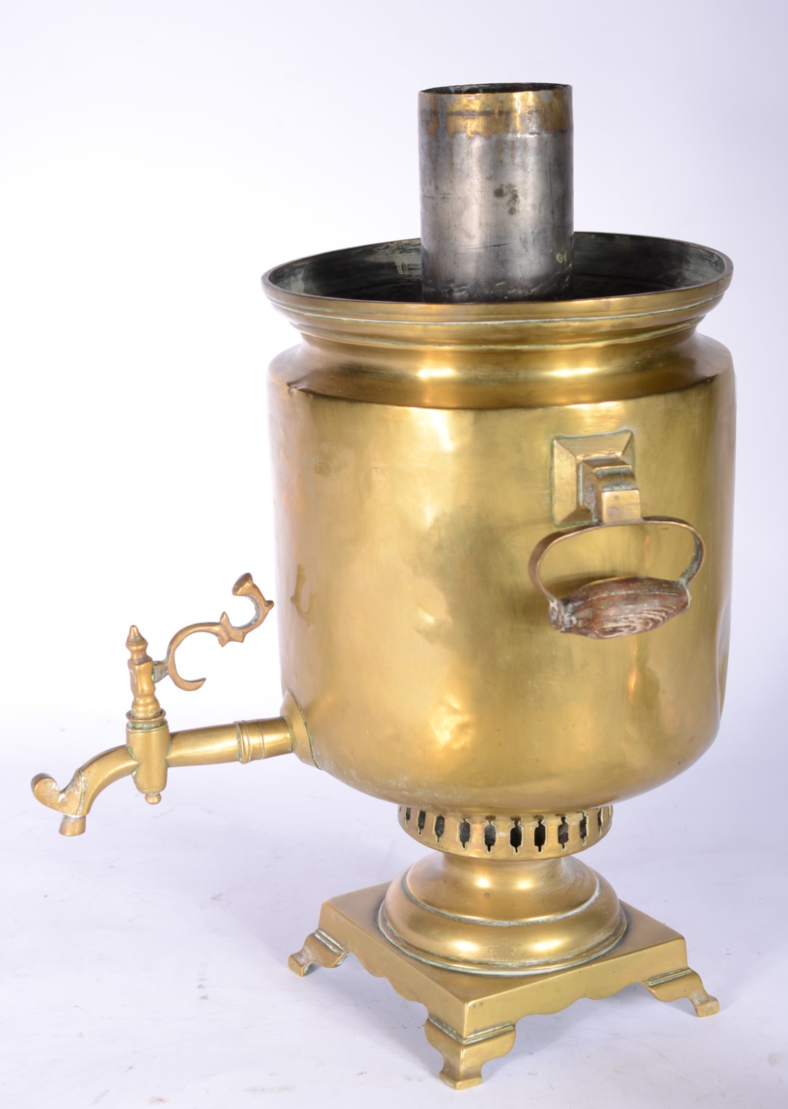 Samovar de metal dourado. Pequenos amassados e desgastes. - foto 3 de 5
