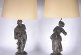 Par de abatjoures de metal patinado representan... - Par de abatjoures de metal patinado representando figuras de camponeses -"Eté" e "Printemps" - Primavera e verão. Acompanham as cúpulas de tecid...