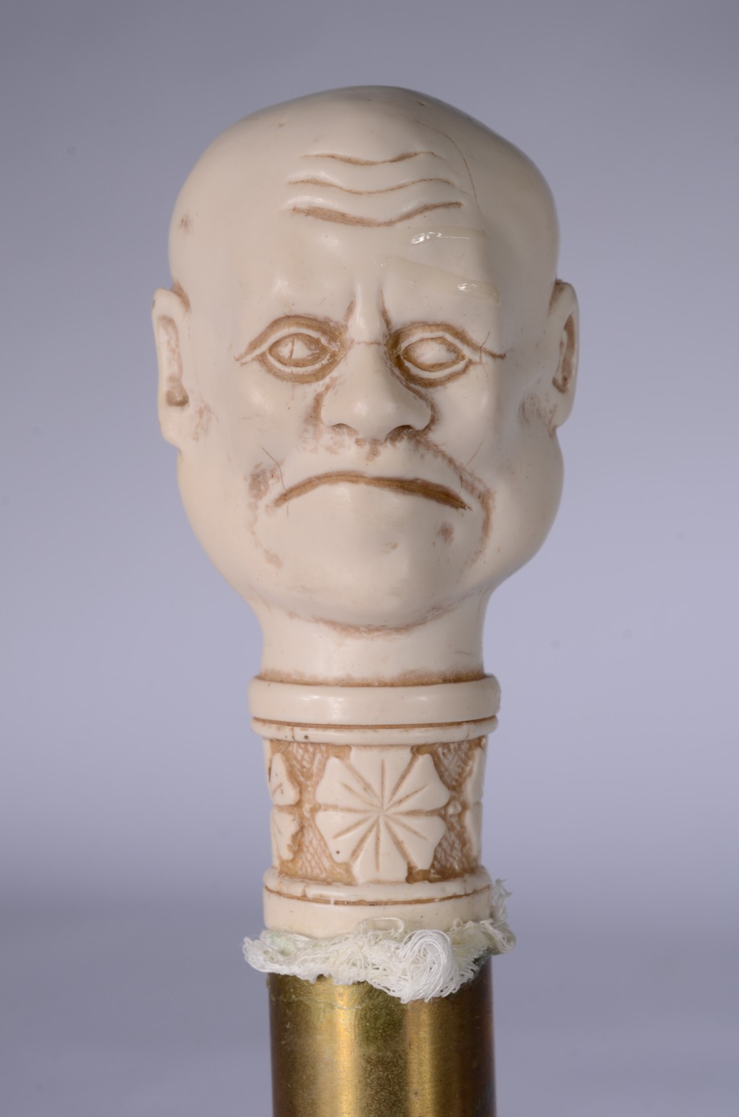 Duas lupas decorativas, uma com busto masculino em resina e a outra... - foto 6 de 8