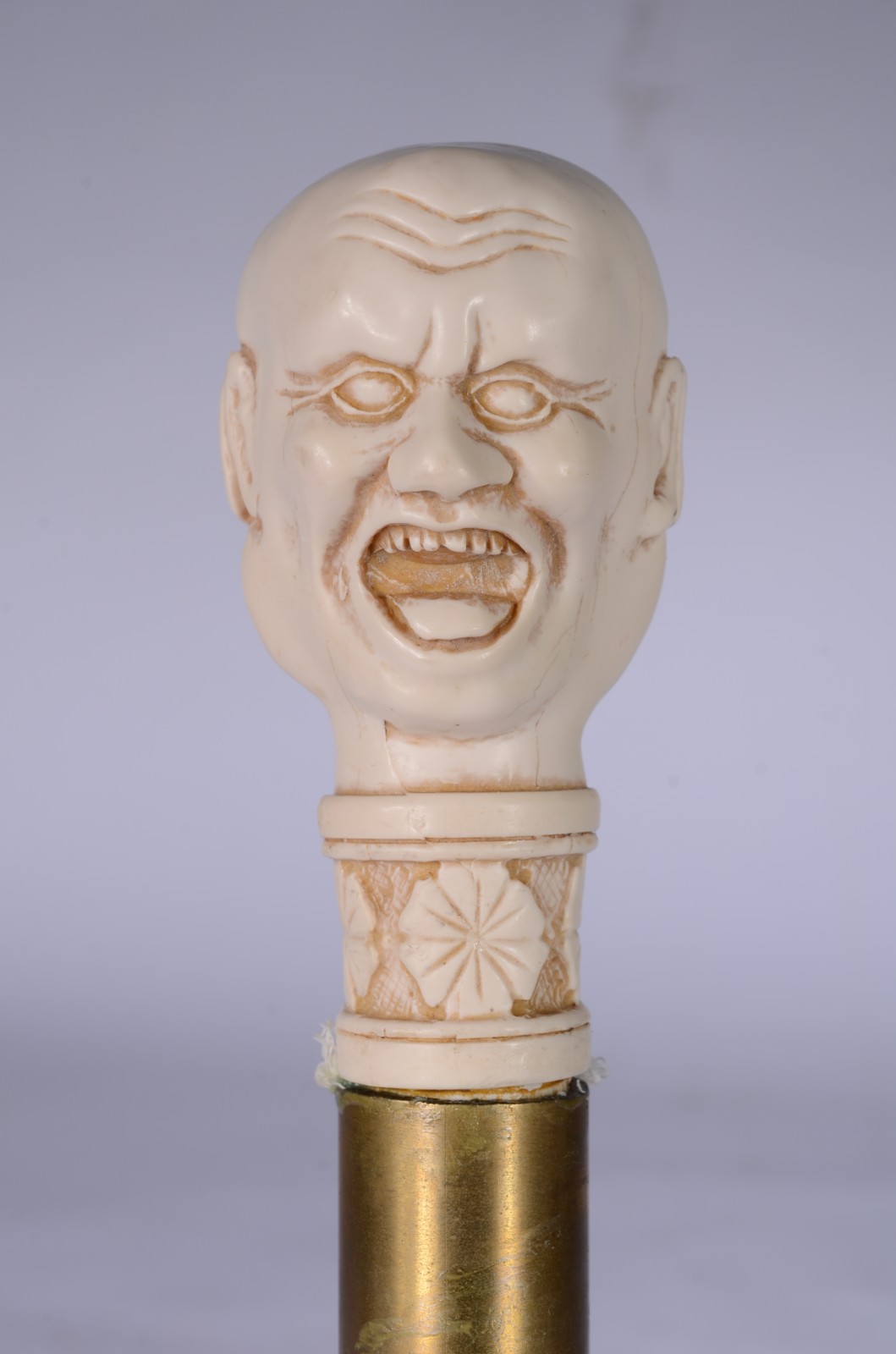 Duas lupas decorativas, uma com busto masculino em resina e a outra... - foto 7 de 8