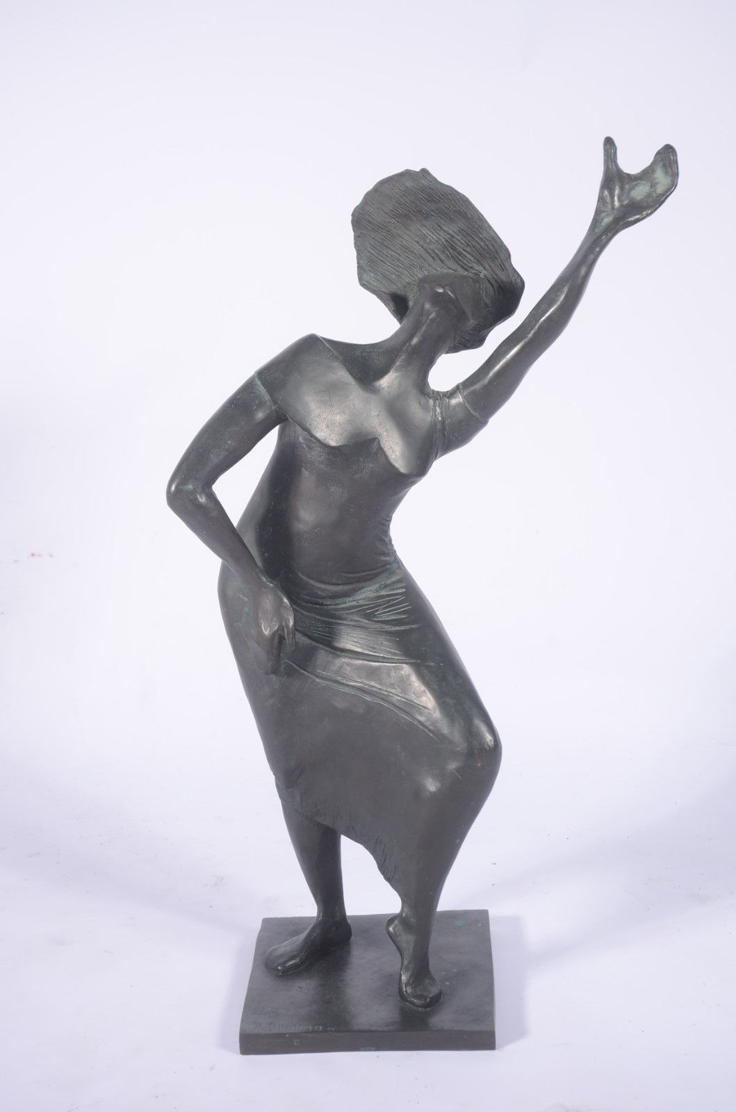 Escultura de bronze representando figura feminina. - foto 1 de 11