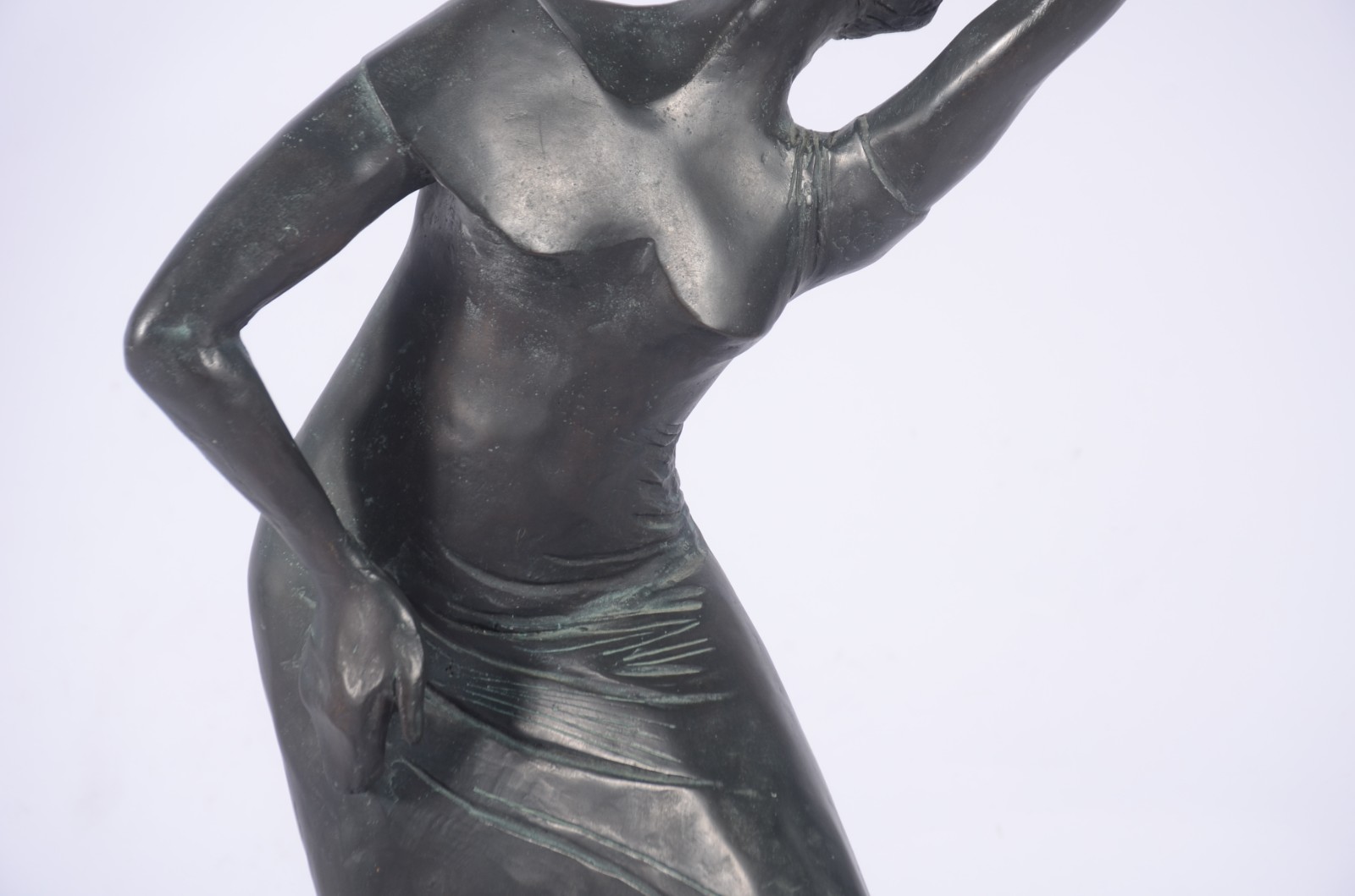 Escultura de bronze representando figura feminina. - foto 3 de 11