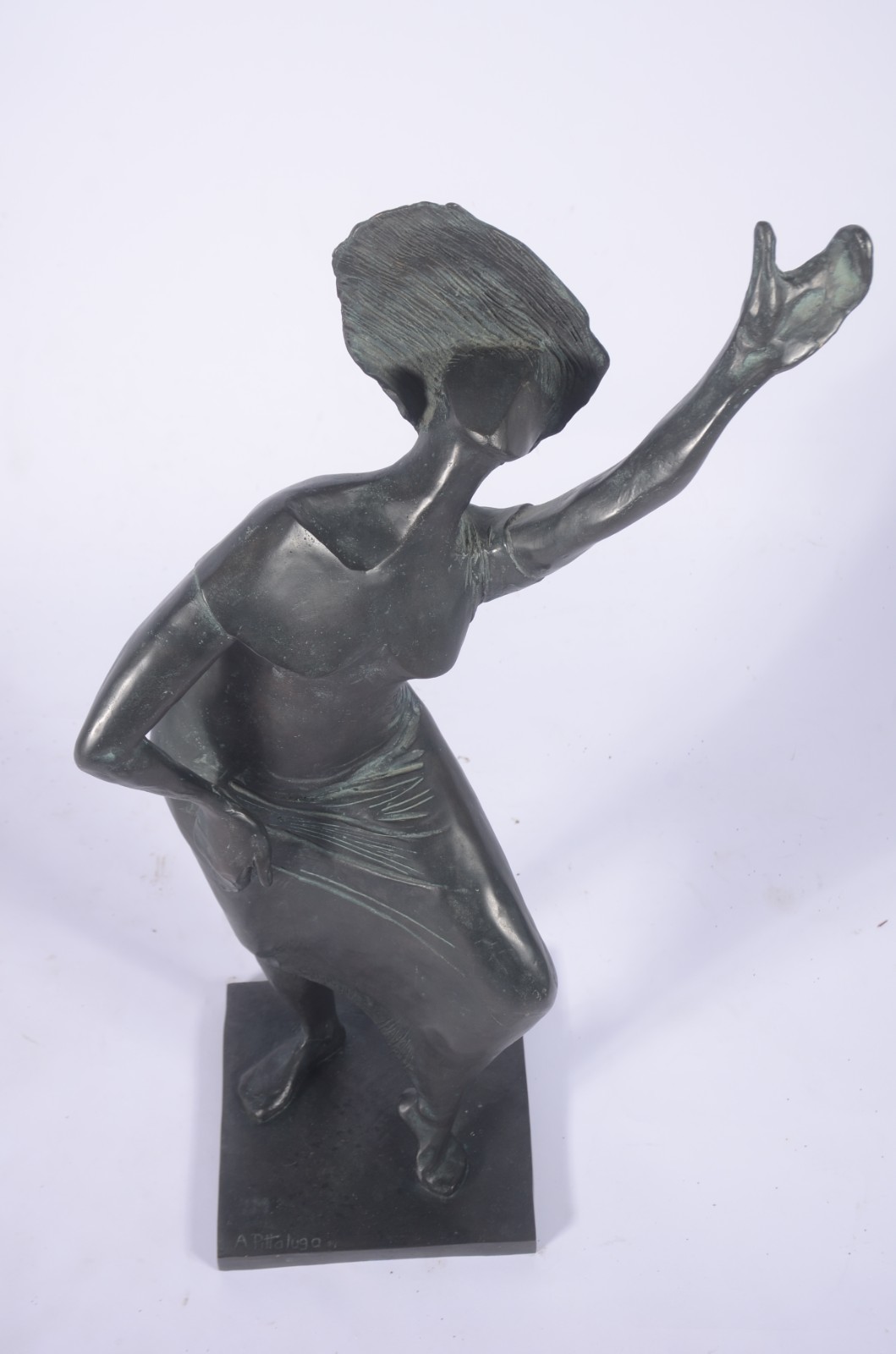 Escultura de bronze representando figura feminina. - foto 4 de 11