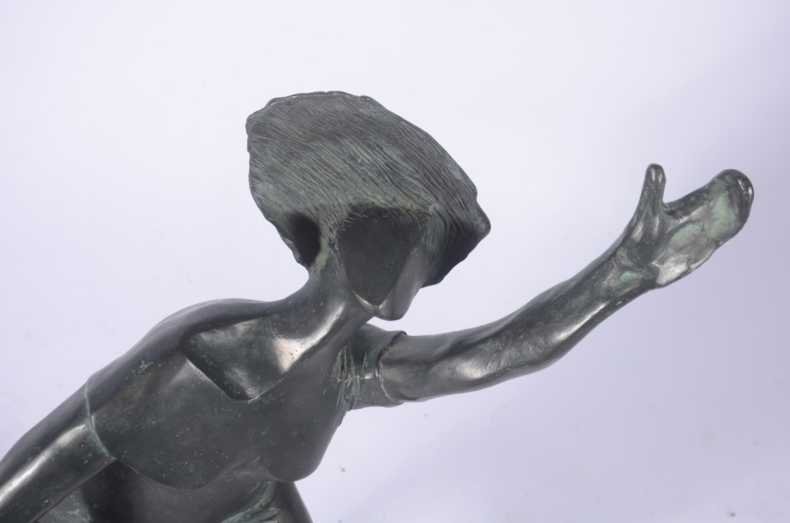 Escultura de bronze representando figura feminina. - foto 5 de 11