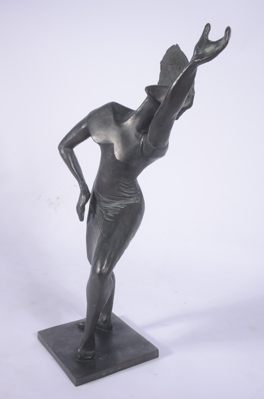 Escultura de bronze representando figura feminina. - foto 6 de 11