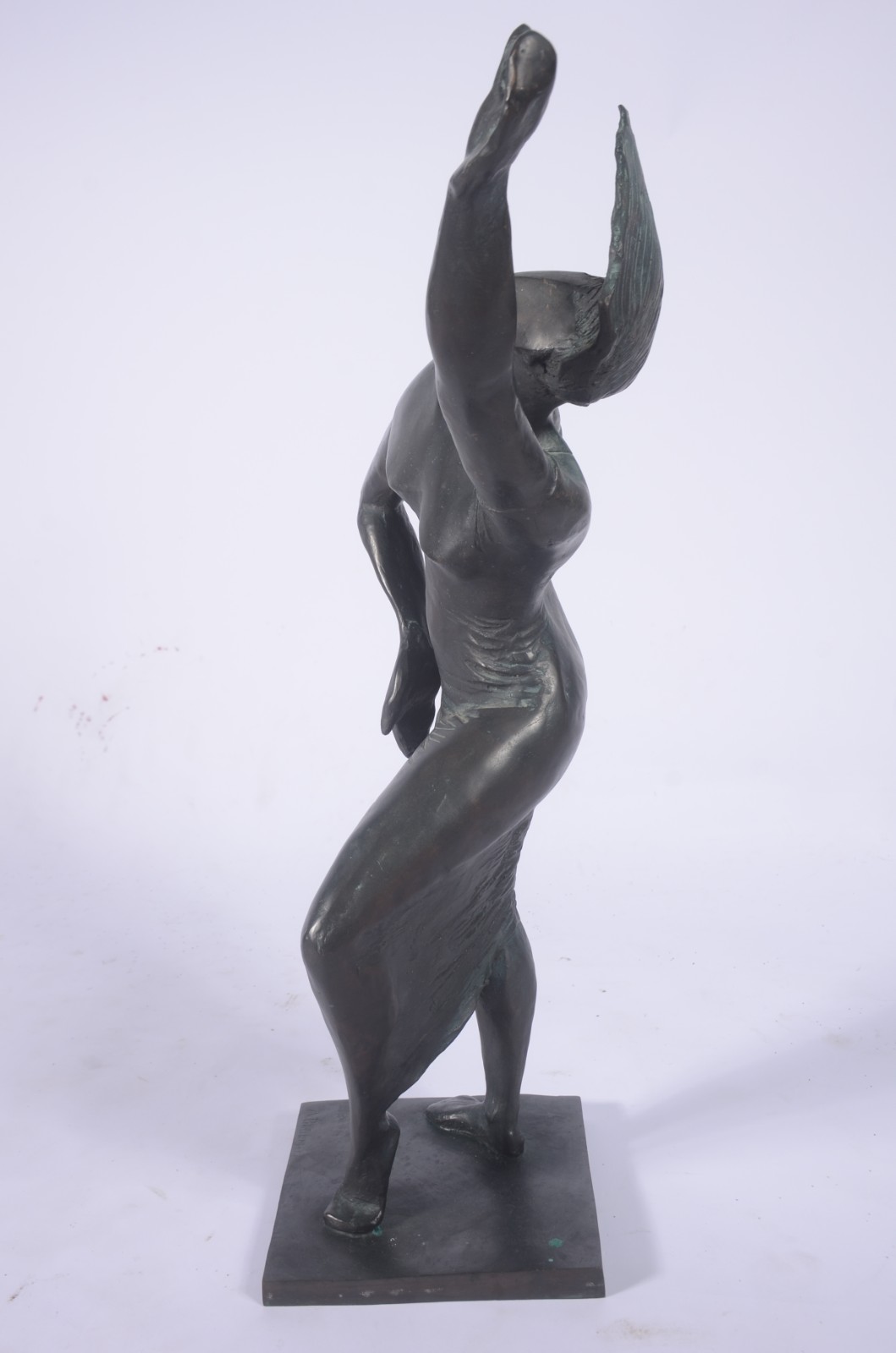 Escultura de bronze representando figura feminina. - foto 7 de 11
