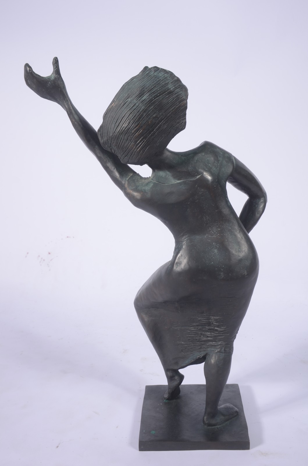 Escultura de bronze representando figura feminina. - foto 8 de 11