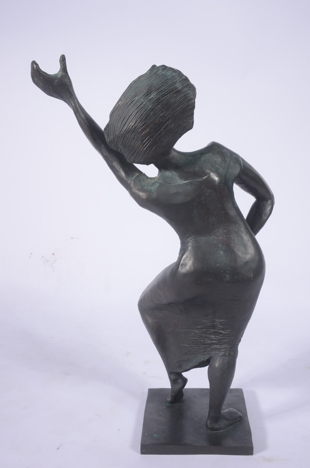 Escultura de bronze representando figura feminina. - foto 9 de 11