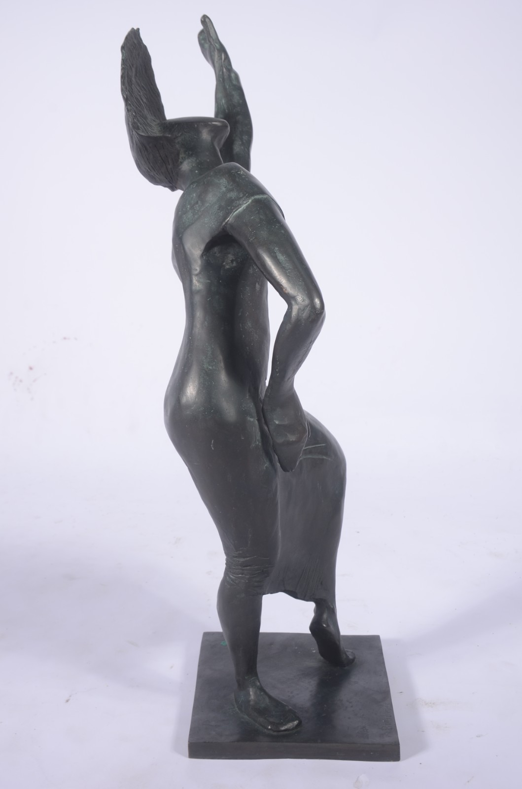 Escultura de bronze representando figura feminina. - foto 10 de 11