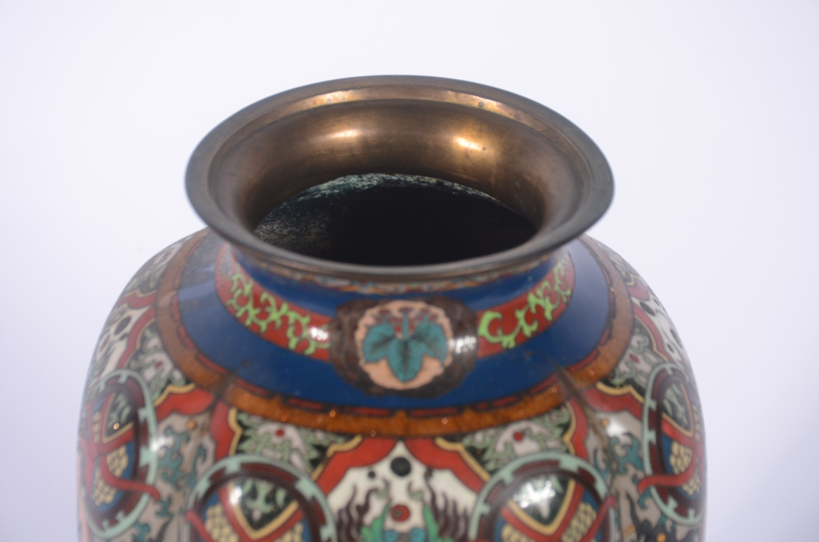 Antigo potiche oriental de cloisonné ricamente decorado com figura de... - foto 7 de 8