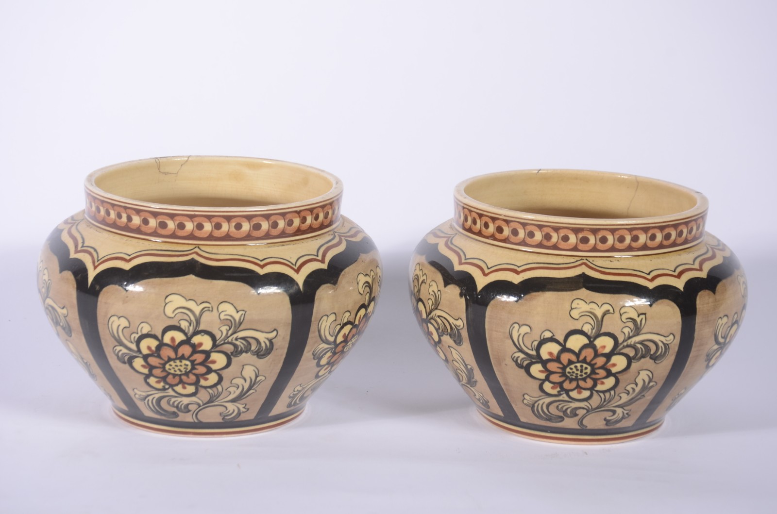 Par de vasos de cerâmica portuguesa decorados com flores em... - foto 1 de 4