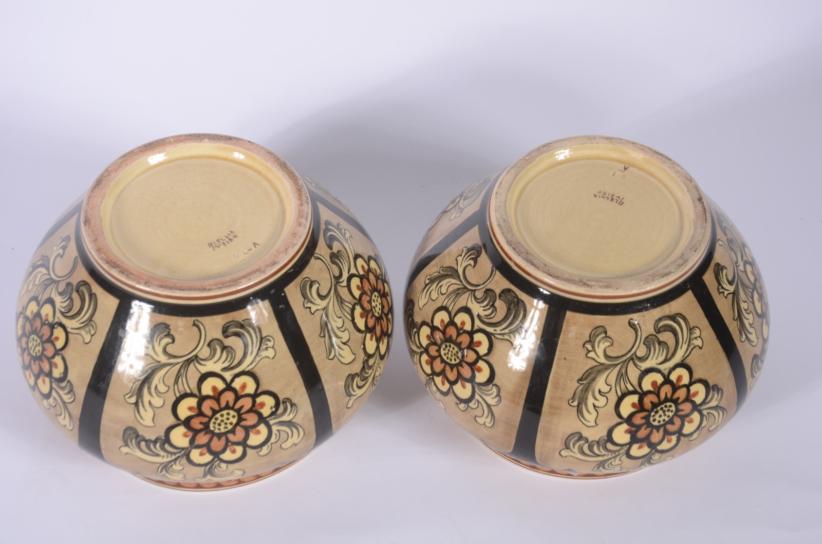 Par de vasos de cerâmica portuguesa decorados com flores em... - foto 3 de 4
