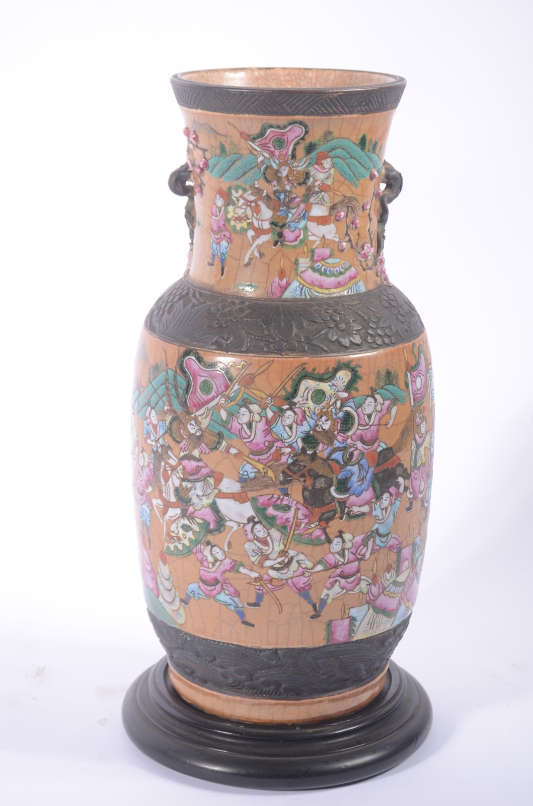 Vaso de faiança oriental decorado com guerreiros em policromia, base... - foto 1 de 11