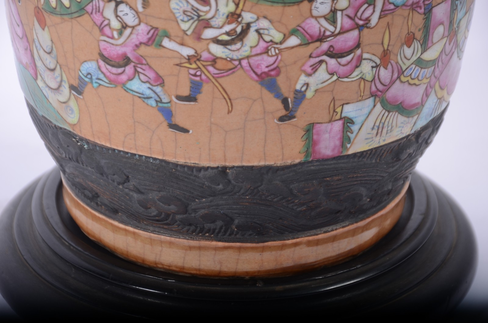 Vaso de faiança oriental decorado com guerreiros em policromia, base... - foto 6 de 11