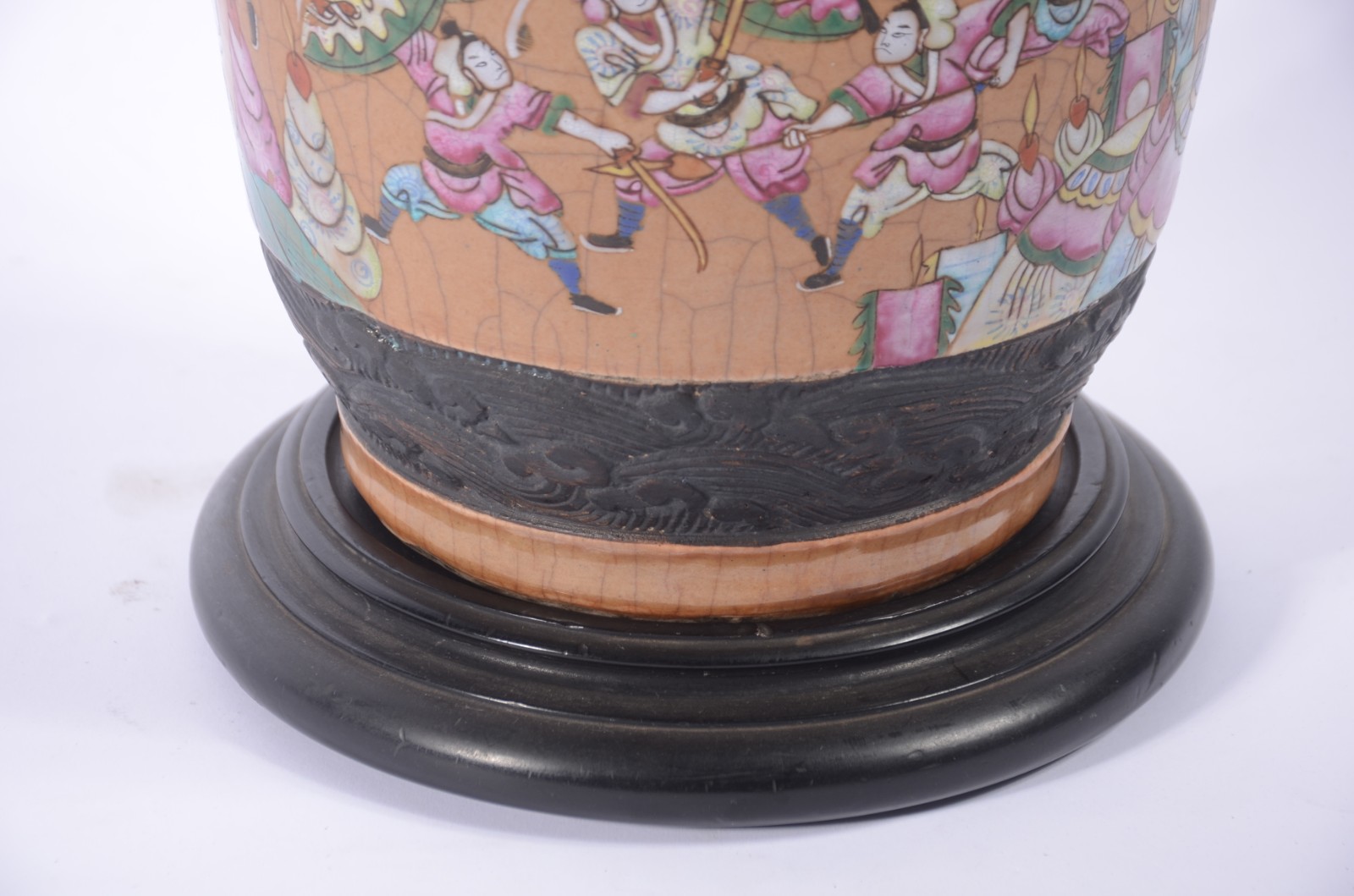 Vaso de faiança oriental decorado com guerreiros em policromia, base... - foto 7 de 11