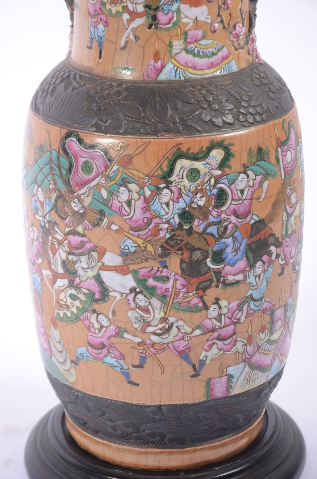 Vaso de faiança oriental decorado com guerreiros em policromia, base... - foto 5 de 11