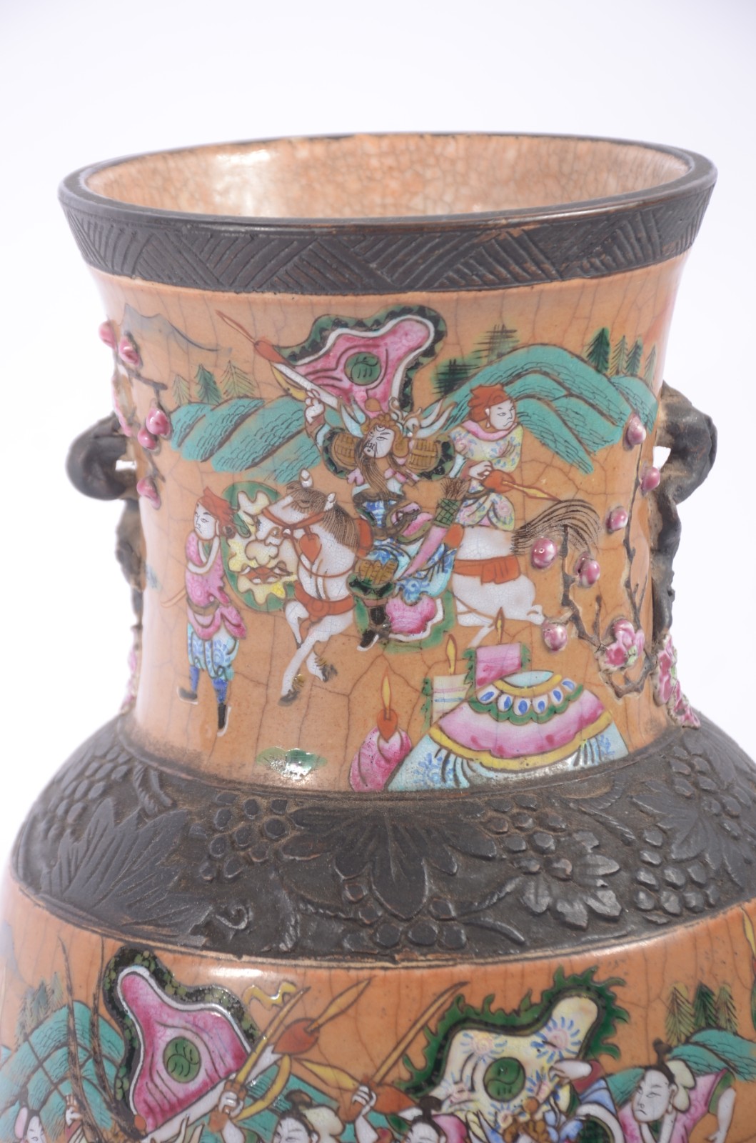 Vaso de faiança oriental decorado com guerreiros em policromia, base... - foto 2 de 11
