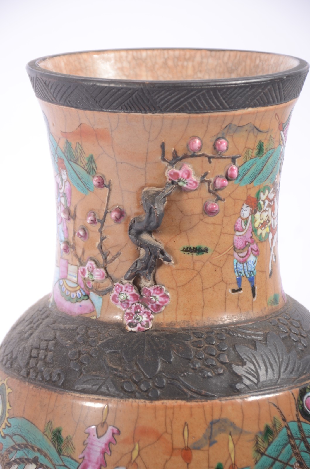 Vaso de faiança oriental decorado com guerreiros em policromia, base... - foto 8 de 11