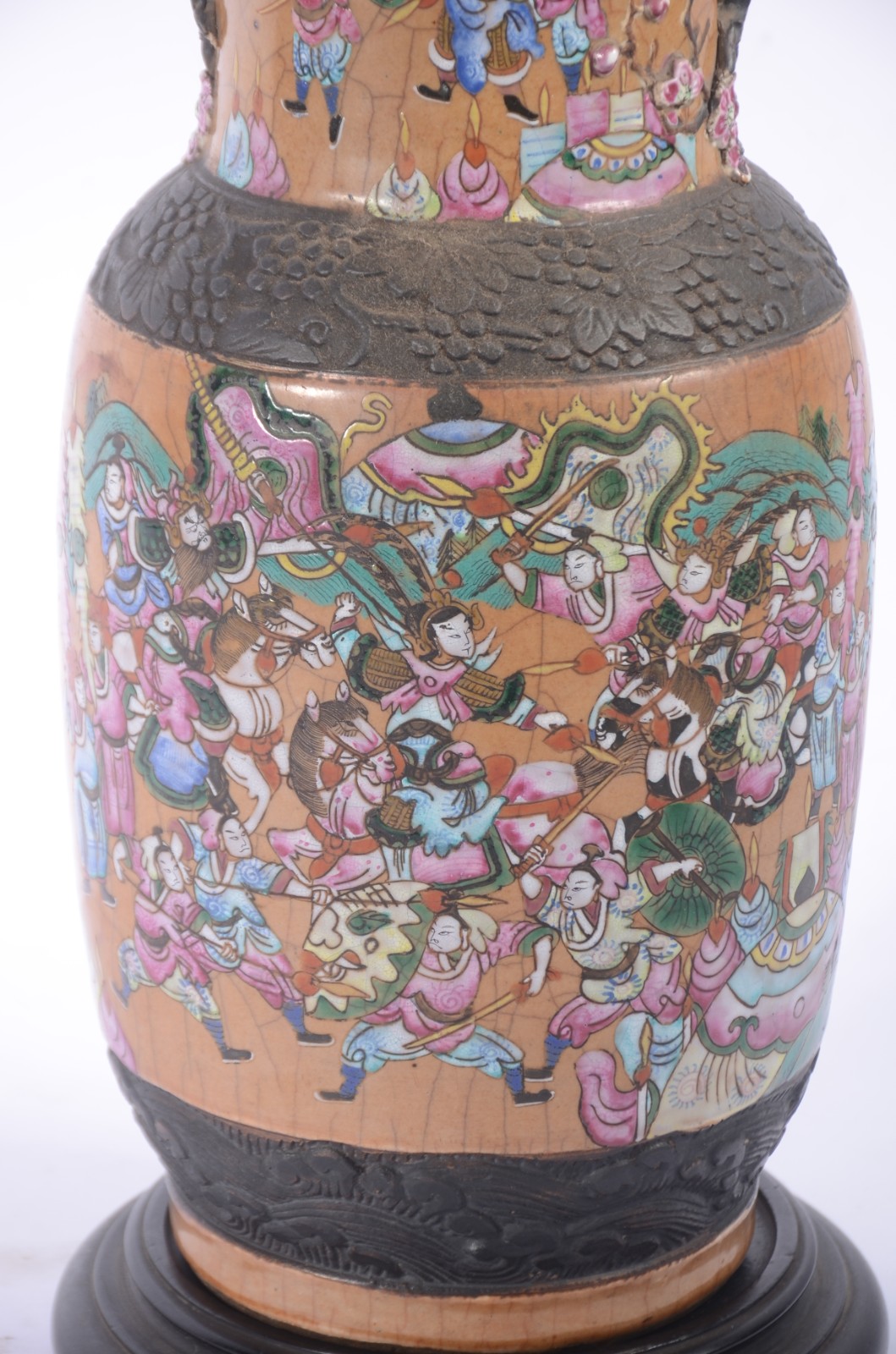 Vaso de faiança oriental decorado com guerreiros em policromia, base... - foto 3 de 11