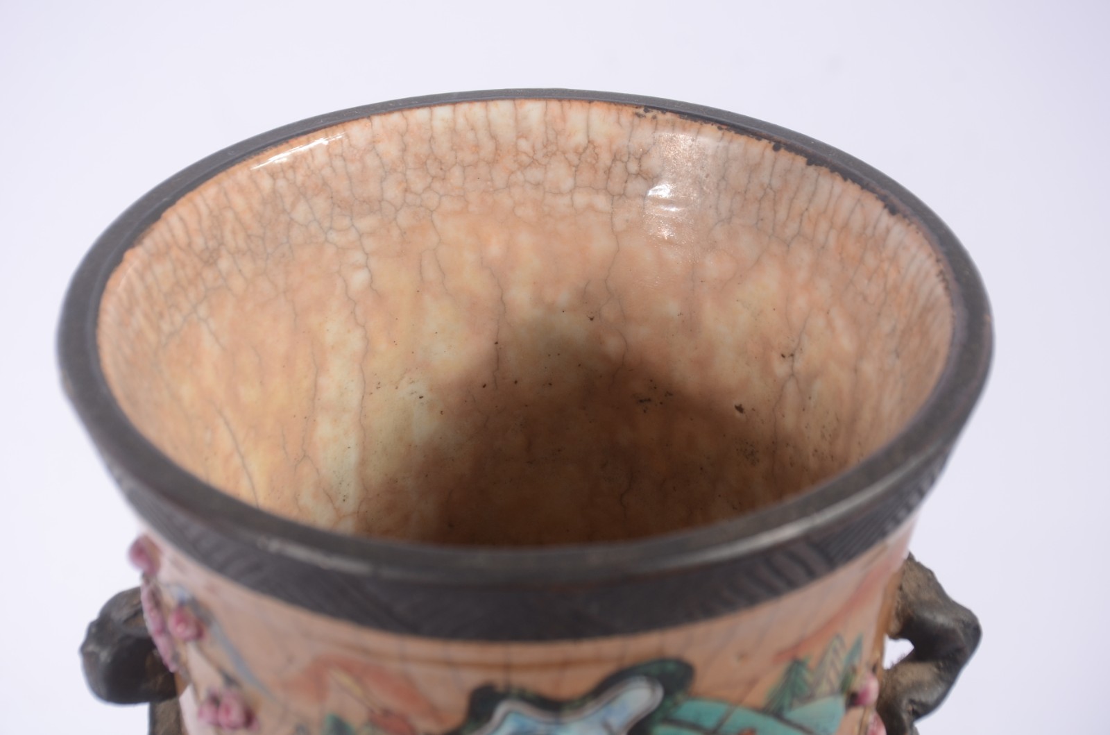Vaso de faiança oriental decorado com guerreiros em policromia, base... - foto 9 de 11